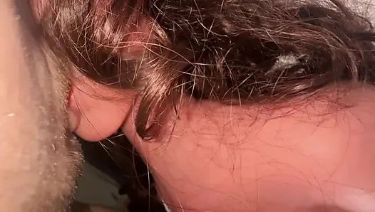 Когда она случайно трогала меня, мой хуй упал от наслаждения. Но он продолжал растягивать ее киску после