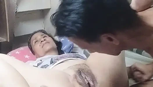 Dia menggodaku selalu apa yang memakan memeknya