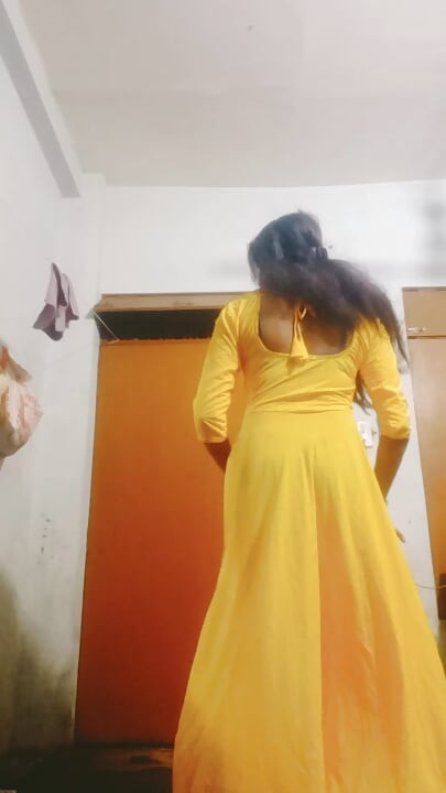 Urvashi Rani silk salwar phenke ghar ke andar ghapaghap krrhi thi