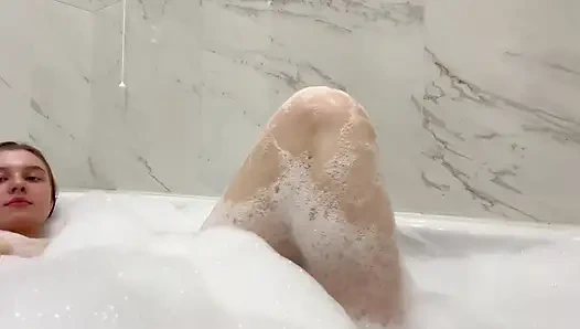 Squirting und masturbieren in einem Badezimmer mit viel Schaumbad