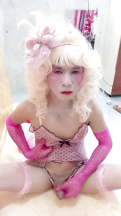 Oanh Le transgender seksi kıyafetler giymiş, anal ve mutlu bir şekilde zirveye kadar oynamaktadır