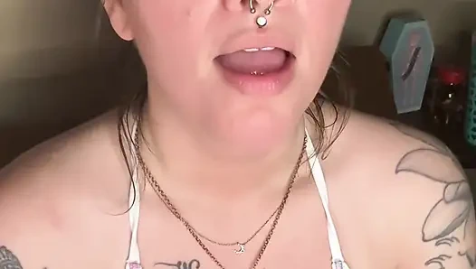 Chery Trees bikini içinde sigara içiyor