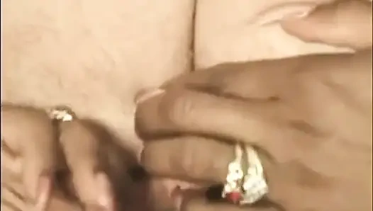 Büyük memeli zenci kız amında ağzında büyük beyaz yarağı seviyor