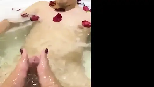 Göttin Kiffa Footjob und fußanbetung auf der badewanne