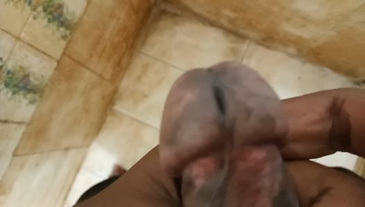 Pequeno pau preto usado para esperma por menino indiano