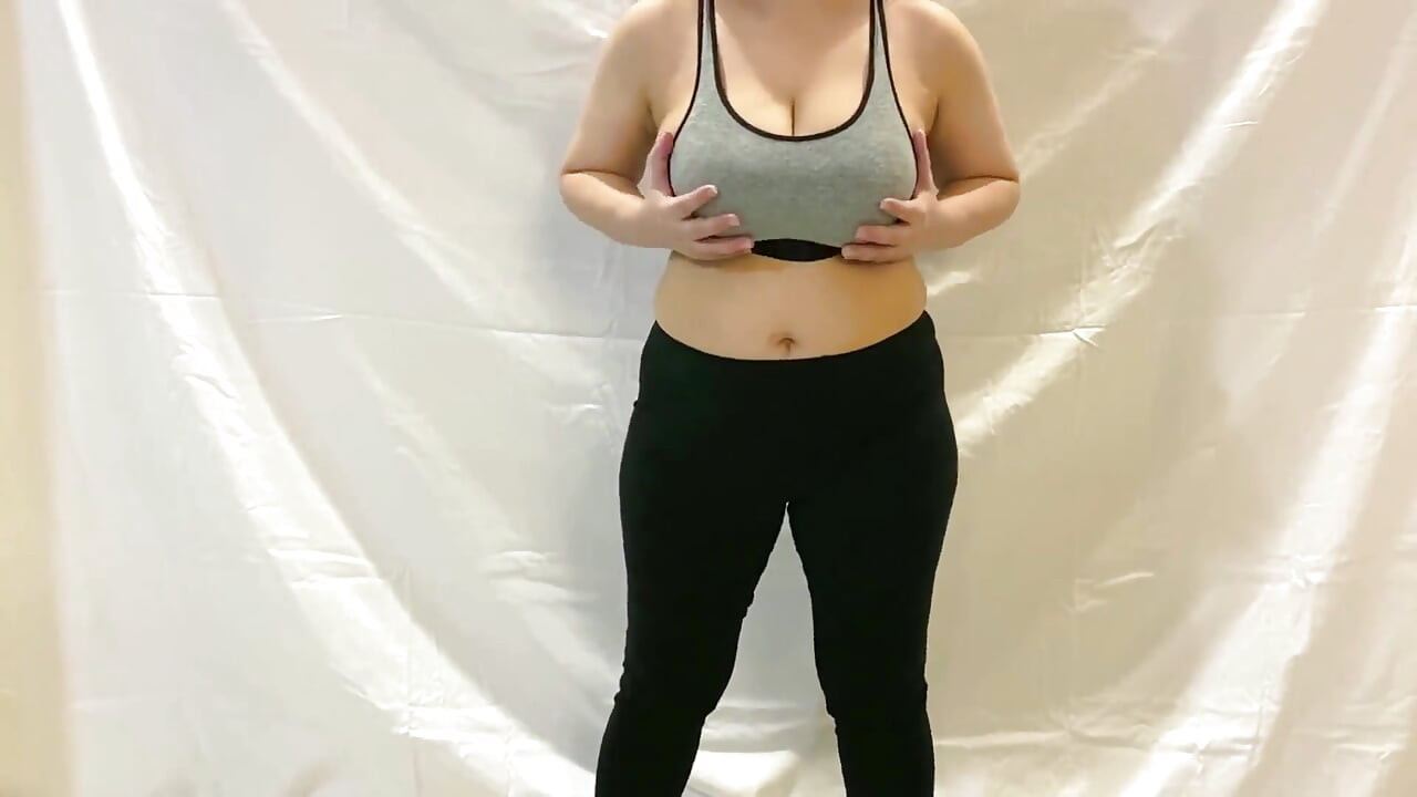 Latihan yoga bareng ibu-ibu dengan legging ketat dan bra olahraga