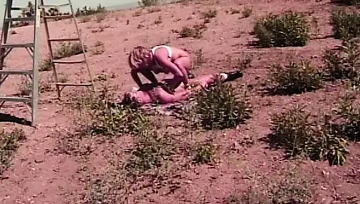 Gefesselte College-Beichten in der Wüste