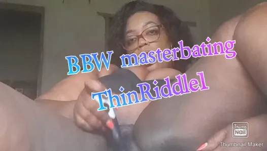Большая черная женщина с большой задницей мастурбирует себя