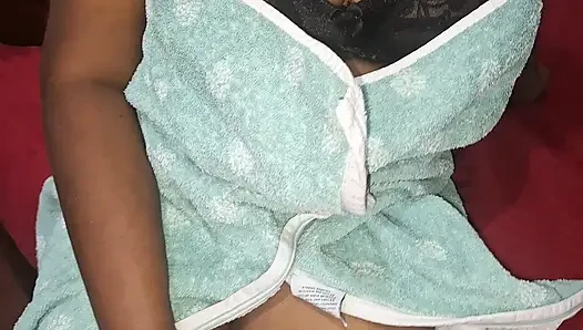 Aksi tante mungil rambut pirang yang buta