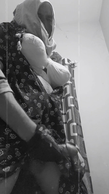 「インドのヒジャビおばさん - オナニーと巨大なおっぱい」から必ず共有すべき瞬間