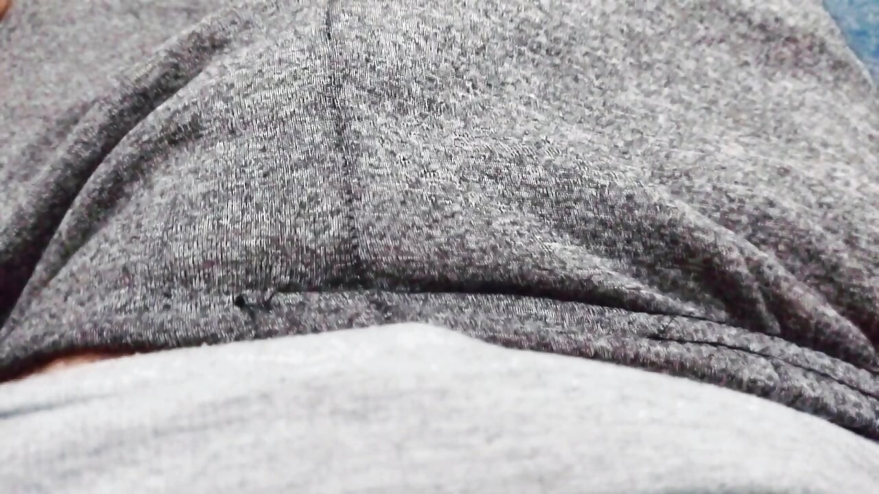 Loš tinejdžerski zgodni dečko igra se sa svojim kurcem