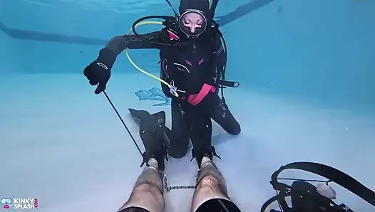 Unterwasser-Tauchsklaventraining - dominiert in chains & wetsuit Edging