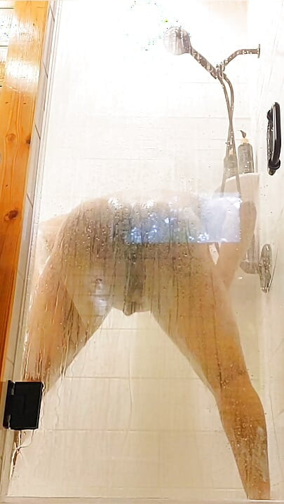 Twerking og rystende røv i brusebadet