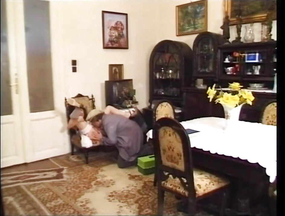 ช่างซ่อมเลียหีเปียกของลูกค้าเงี่ยนของเธอก่อนที่เขาจะเย็ด