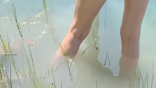 Gadis Telanjang Cantik di Sungai