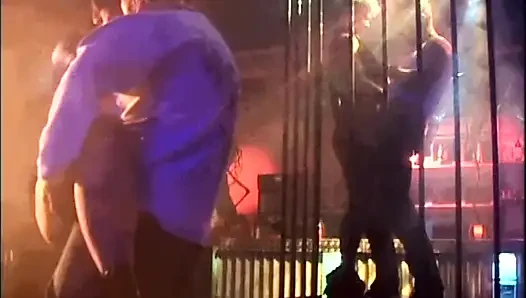Cewek sange ini lagi asik nyepong 3 kontol besar sebelum dientot habis-habisan