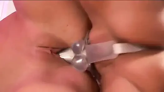 Cewek hot rambut pirang dengan toket besar lagi asik ngentot temannya pakai strap-on
