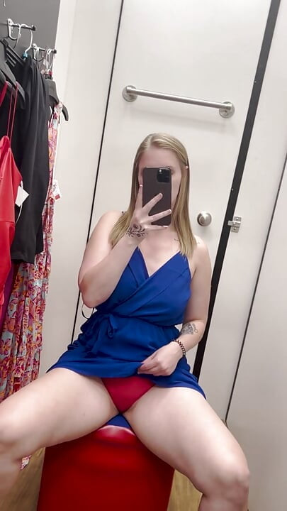 Risky Vibrator Play in Changing Room