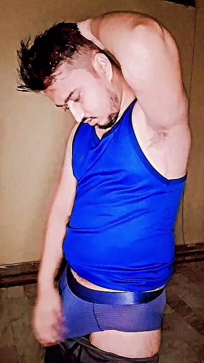 chaddi ke lund ka paani nikal gya