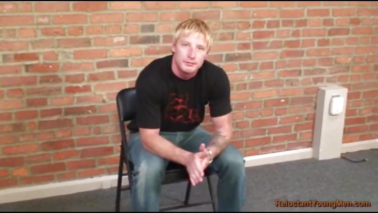 Heteroseksüel striptizciler şaplak yiyor - cody