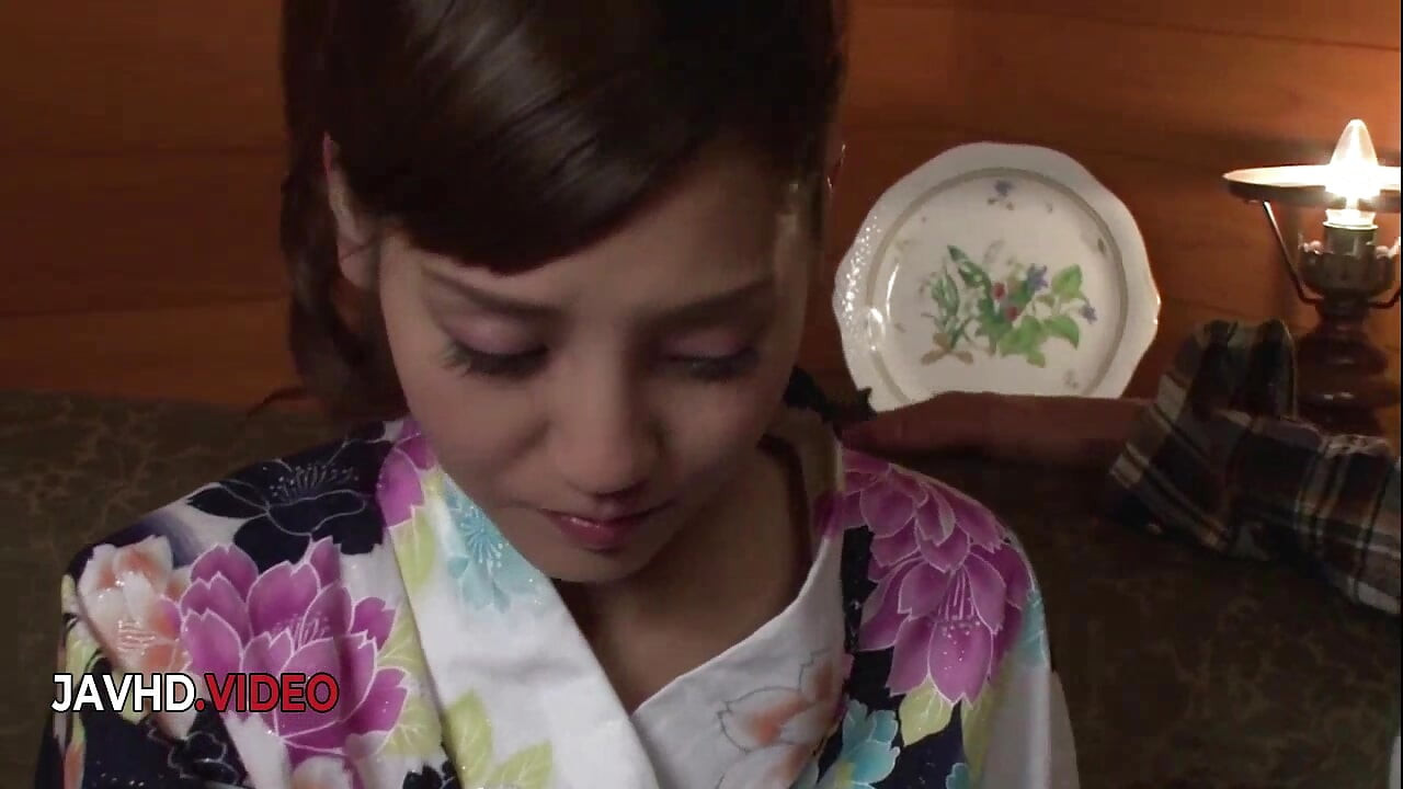 Spaljena azijska devojka Rei Mizunas ozbiljna strastvena sesija pušenje kurca zagreva