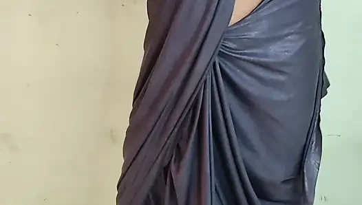 Индийская толстушка-жена Saree в блузке миниатюрно танцует обнаженный танец