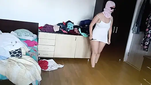 Amatör Evli Kadın Kıyafetlerini Denerken Ve Keserken Eğleniyor.