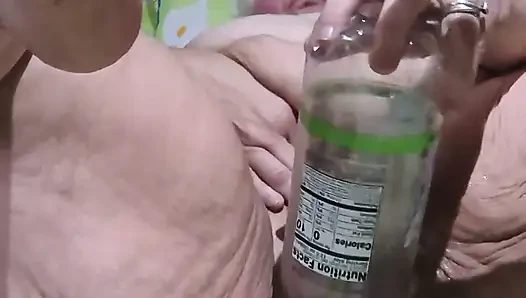 Kahretsin bir şişeyi sikiyor