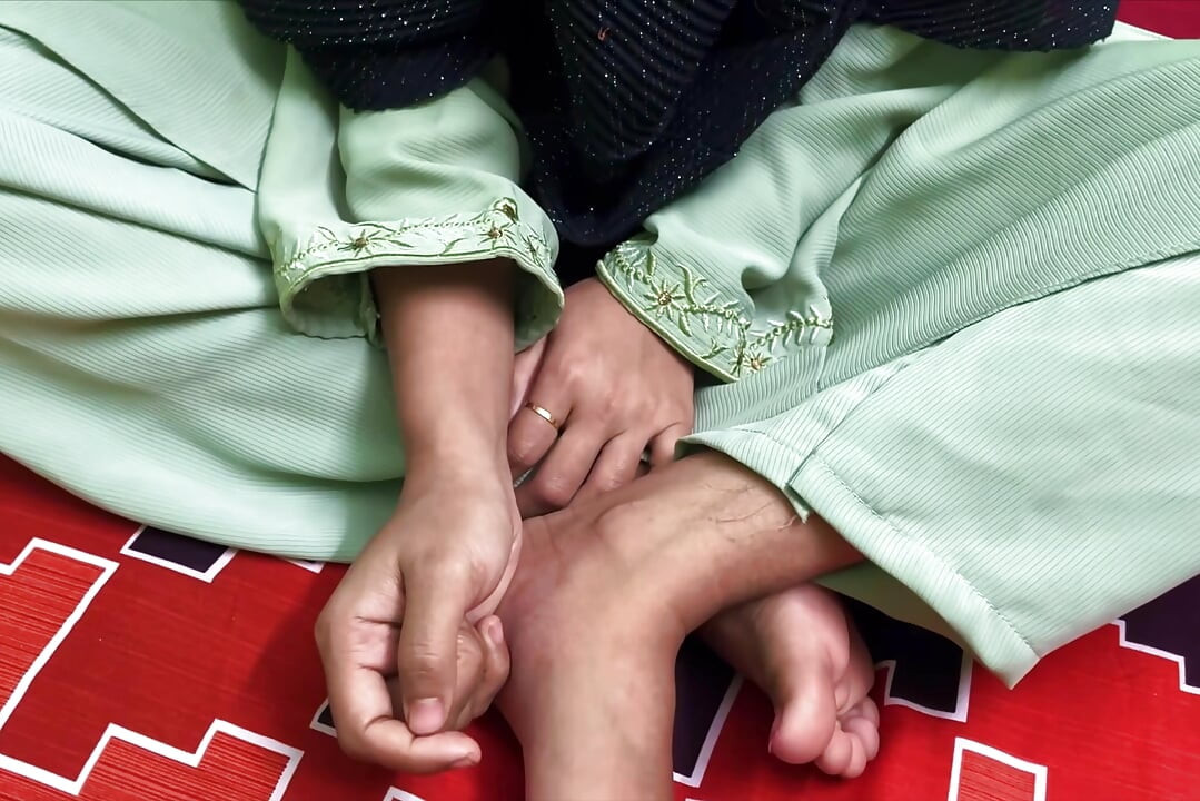 Seksi bir bayan büyük göğüslerini gösterdiğinde ve sert sikişmek için çıldırdığında