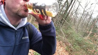 Питье писсинга на природе