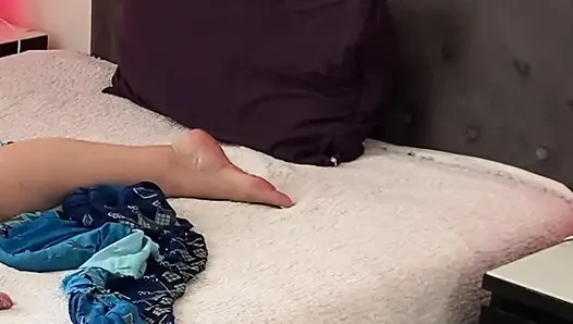 BBW-milf bereit, auf hartem schwarzem dildoschwanz zu sitzen.
