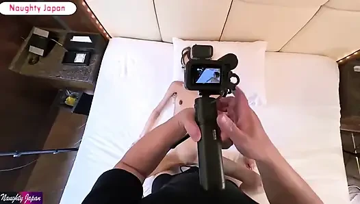 Ультра стройная красотка попадает в грубую ситуацию, когда вещи спирали за пределами ее контроля