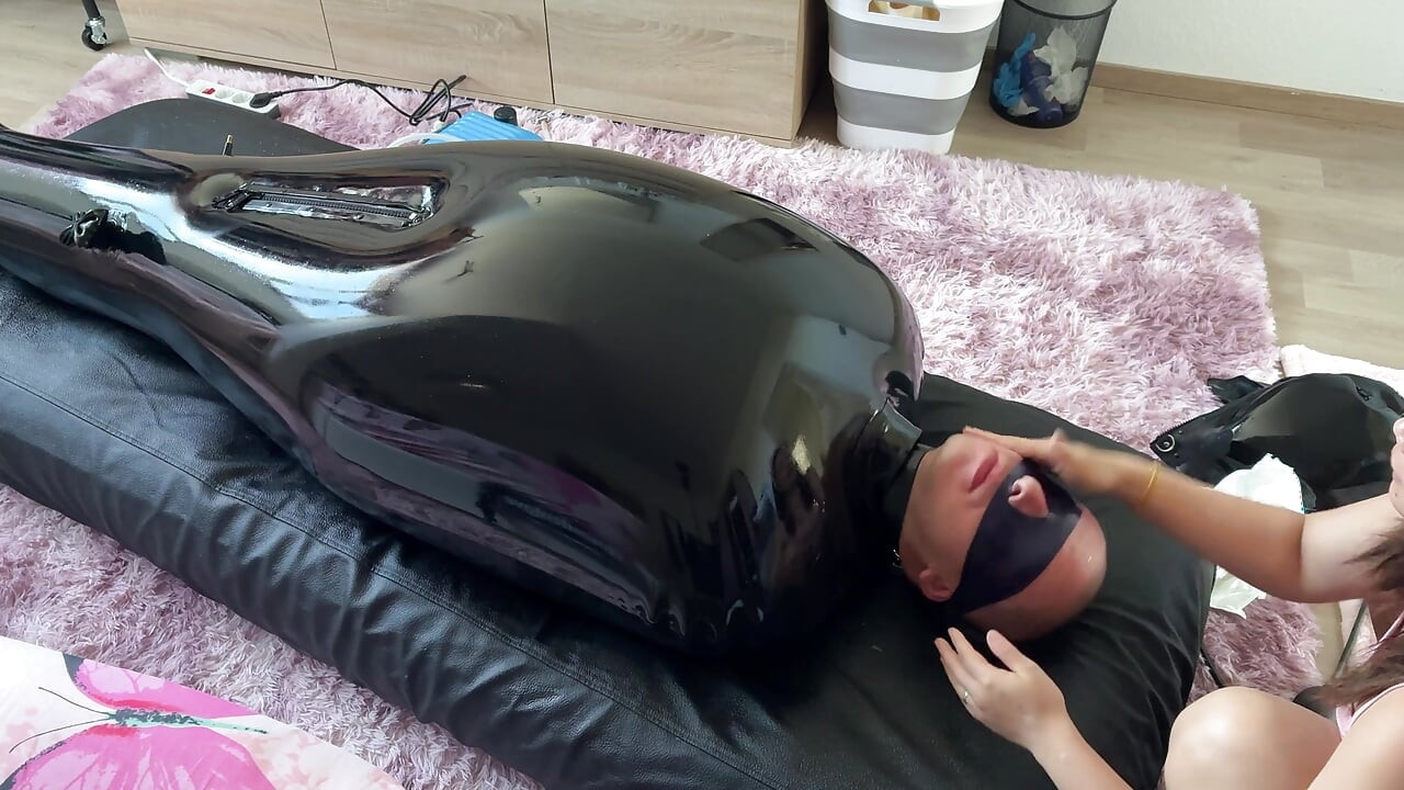 Bini memandu suaminya gila dengan ESTIM dalam kemalangan badan penuh Lateks Bondage Beg - Exreme Edging. Pernafasan terhad disedak