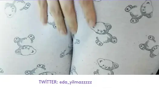 CAMELTOE- MEMEK BENGKAK- MASTURBASI DENGAN PIYAMA