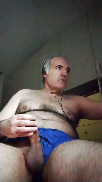 Drkala sam svoj kurac dva sata, napokon sam svršila