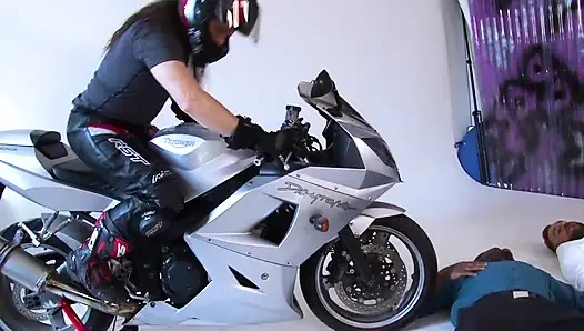 Пакистанская девушка спасает мужиков, наехав на мотоцикле