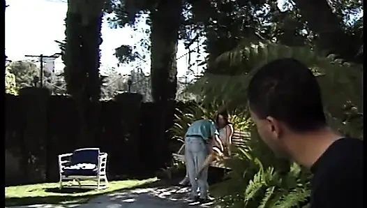 Zwei typen ficken brünette schlampe in enge löcher