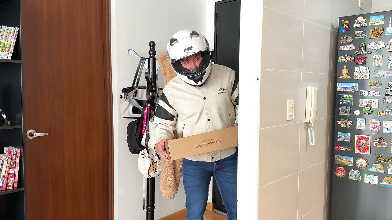 I give my pussy to the delivery guy while my husband isn't home! Mmm, he filled my tight pussy with semen!