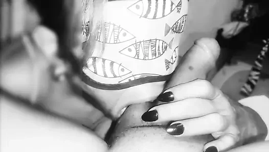 Sperm eken orta yaşlı seksi kadın tek bir damlanın bile kaçmasına izin vermez.