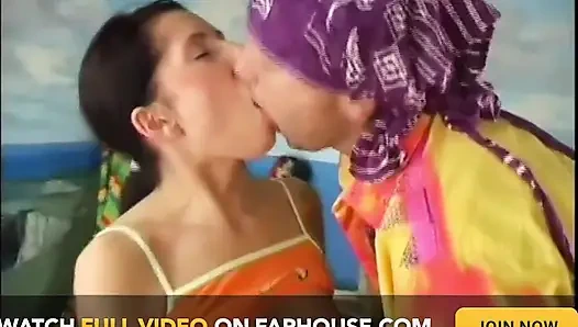 Küçük memeli güzel seksi genç kız büyük yarakla sikiliyor ve ağzına boşalıyor