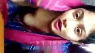 Chica sexy quitando su sari