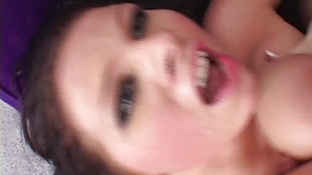 他抓住她的大奶子並操她