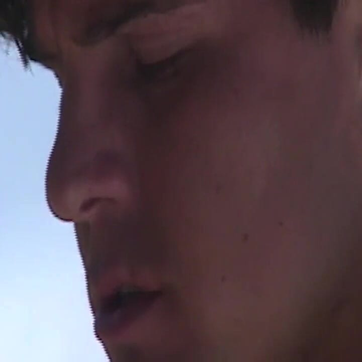 Εκείνη ξαπλώνει γυμνή στην παραλία ενώ εκείνος την παρακολουθεί