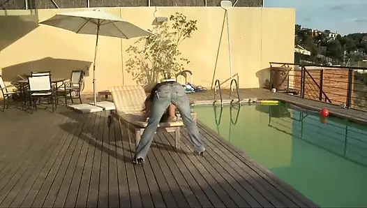 Yesenia Латина исполняет стриптиз у бассейна