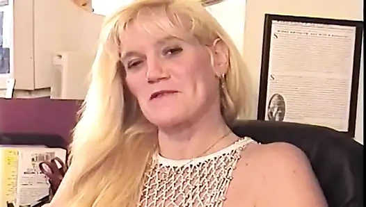 Olgun sarışın orta yaşlı seksi kadın kendini sert parmaklıyor
