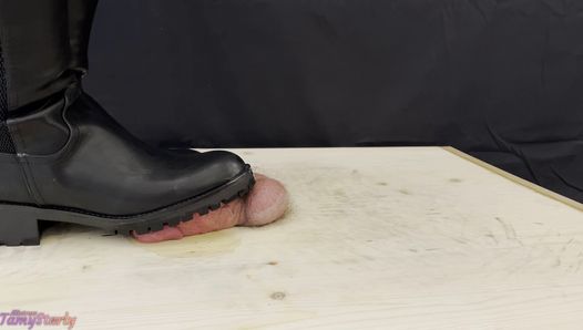 Hard bootjob w butach myśliwskich z tamystarly - ballbusting, cbt, deptanie, femdom, feet, shoes, tupping