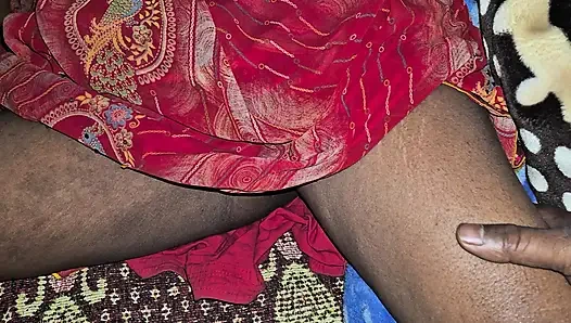 Yağlı ve sert sikişen Hintli amcık masajı