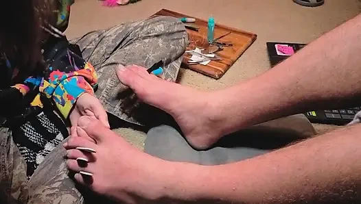 Melody дает своему господину педикюр