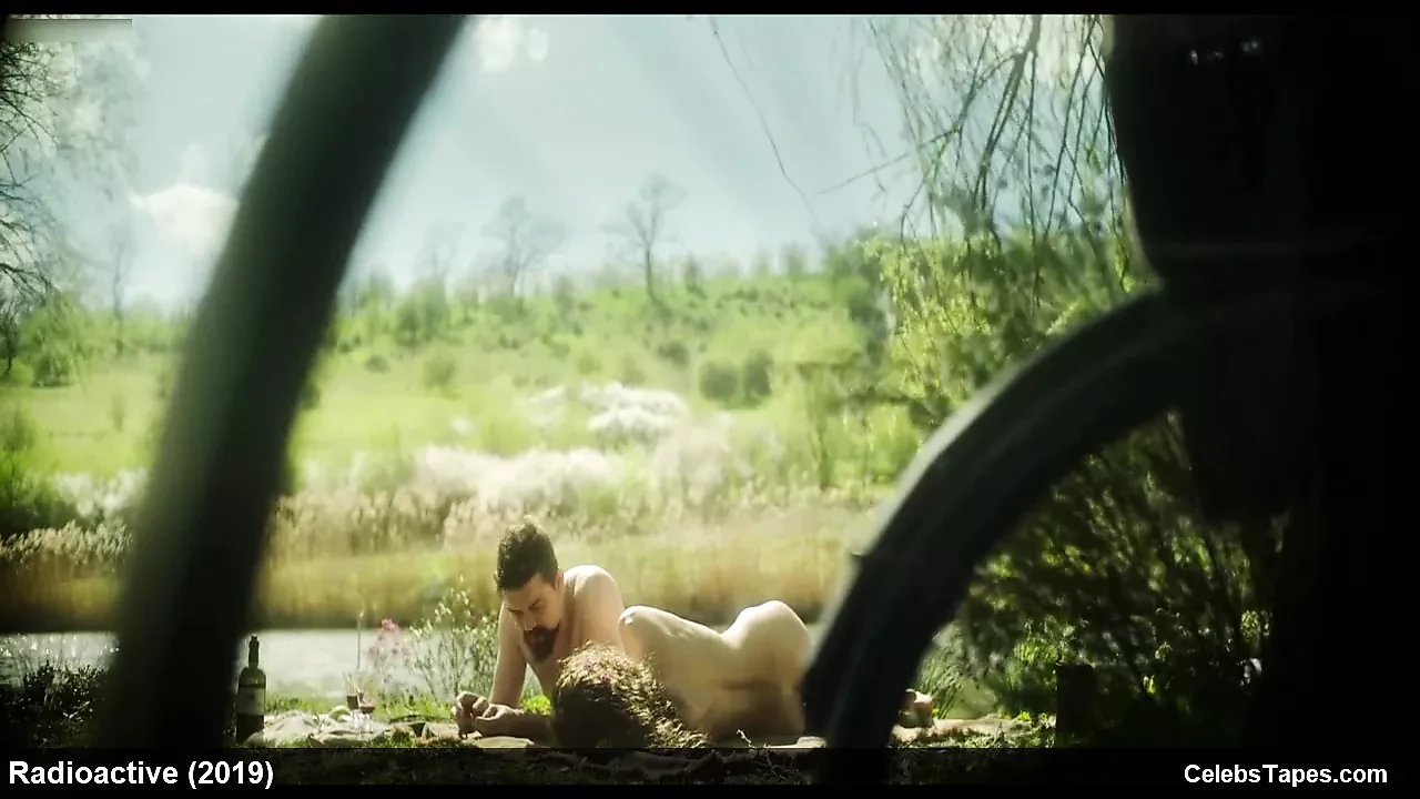 Celebrity rosamund pike desnuda y caliente escenas de sexo al estilo perrito