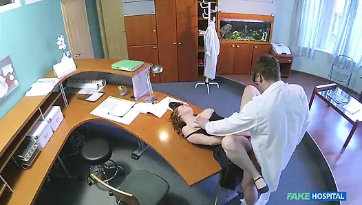 Fake hospital - atemberaubende rothaarige helen gibt blowjob für die sicherheit im krankenhausbüro, bevor sie harten sex bekommt